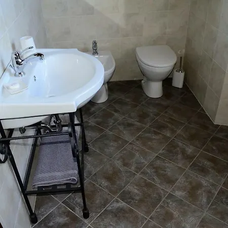 Alojamento de Acomodação e Pequeno-almoço La Collina Dei Franchi 2*